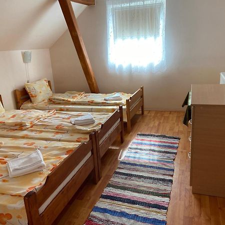 Balazs Vendeghaz Aparthotel Lupeni  Εξωτερικό φωτογραφία